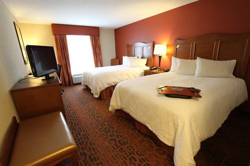 Hampton Inn Clinton Стая снимка